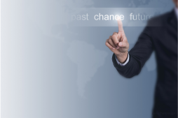 Ein Man tippt auf das Wort Chance.